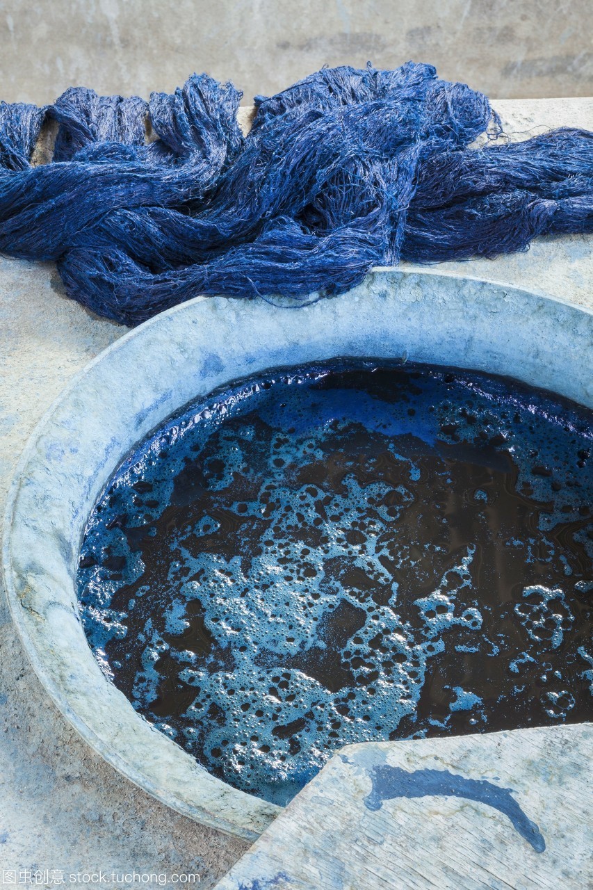 丝绸染料在丝绸制造车间外的万象,老挝,东南亚
